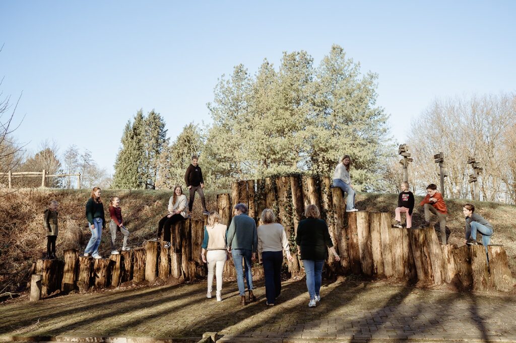 Kinderen en begeleiders tijdens een groepsactiviteit in de buitenlucht