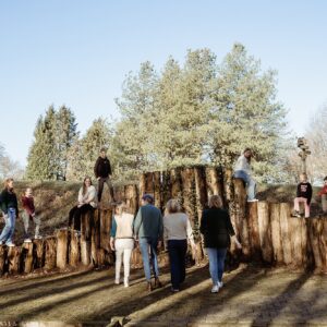 Kinderen en begeleiders tijdens een groepsactiviteit in de buitenlucht