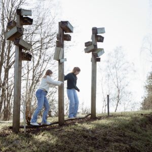 Twee jongeren oefenen samen met balans in de buitenlucht