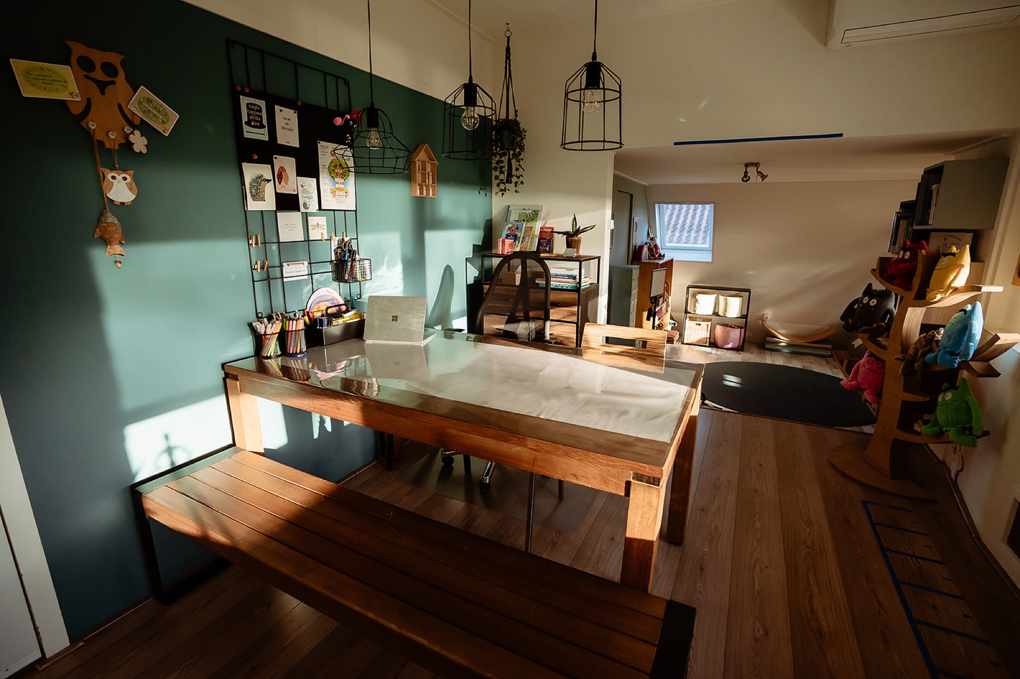 Warme gespreksruimte van Praktijk Mio Mondo met tafel en spelmateriaal