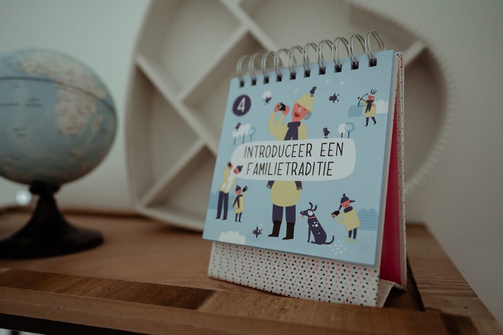 Kaart met een opdracht voor een familietraditie in de praktijkruimte